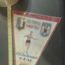 Coleccionismo deportivo: BANDERÍN ORIGINAL XIII TROFEO CARLOS DIEZ C D SAN FERNANDO 1958. Lote 45479305