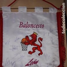 Coleccionismo deportivo: ESPECTACULAR BANDERÍN BALONCESTO LEÓN FIRMADO POR LA PLANTILLA 95-96