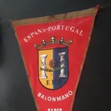 Coleccionismo deportivo: BANDERÍN DE BALONMANO ESPAÑA-PORTUGAL, CÁDIZ 1973
