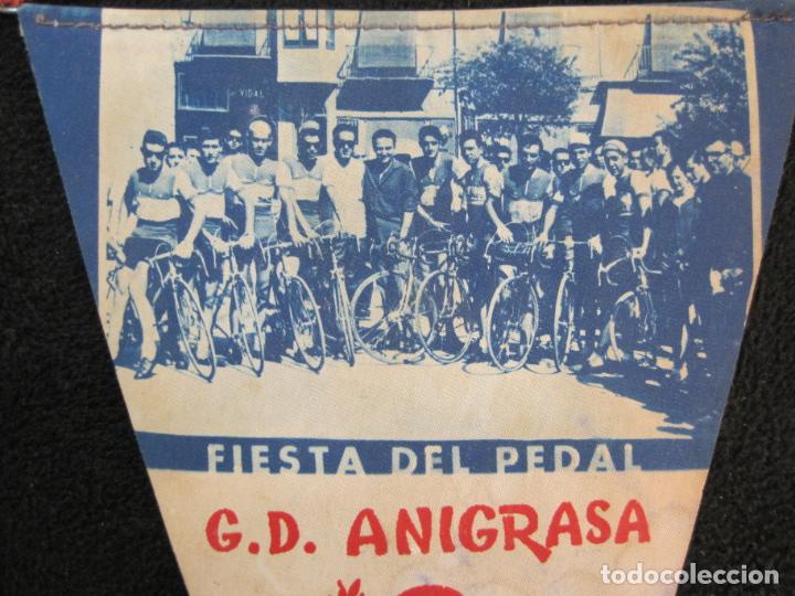 Coleccionismo deportivo: CICLISMO-G.D. ANIGRASA-FIESTA DEL PEDAL-VINAROZ AÑO 1962-BANDERIN FIRMADO-VER FOTOS-(V-22.562) - Foto 2 - 245649740