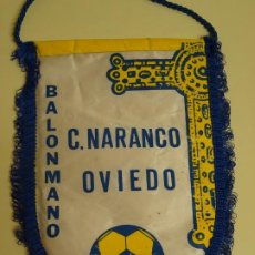 Coleccionismo deportivo: ANTIGUO BANDERÍN DE BALONMANO. CLUB NARANCO DE OVIEDO, ASTURIAS. 30CM