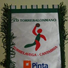 Coleccionismo deportivo: ANTIGUO BANDERÍN DE BALONMANO. CLUB DEPORTIVO TORREBALONMANO DE TORRELAVEGA CANTABRIA. 32CM