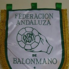 Coleccionismo deportivo: ANTIGUO BANDERÍN DE BALONMANO. FABM FEDERACIÓN ANDALUZA. ANDALUCÍA. 37CM