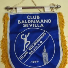 Coleccionismo deportivo: ANTIGUO BANDERÍN DE BALONMANO. CLUB BALONMANO SEVILLA 1984. 35CM
