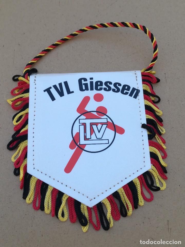 Coleccionismo deportivo: BANDER&Iacute;N BALONMANO TVL GIESSEN - Foto 1