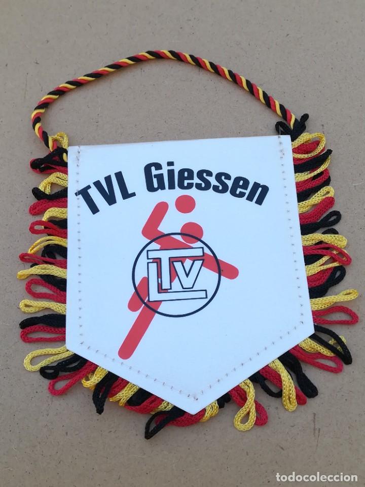 Coleccionismo deportivo: BANDER&Iacute;N BALONMANO TVL GIESSEN - Foto 2