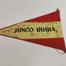Coleccionismo deportivo: BANDERIN JUNCO RUBIA FIRMADO. 1960.. Lote 350917974