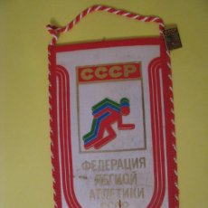 Coleccionismo deportivo: BANDERIN DE LA FEDERACIÓN DEL ATLETISMO DE URSS. INCLUYE UN PIN. 23X12 CM.