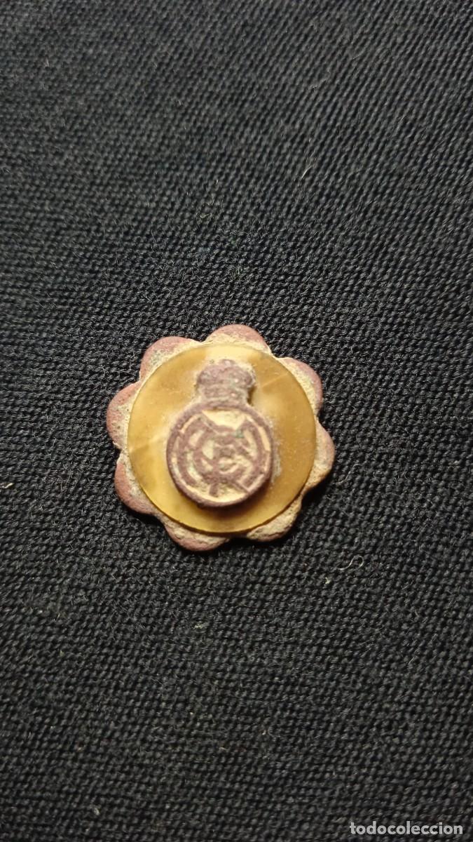 Coleccionismo deportivo: Antiguo bot&oacute;n o pin Real Madrid. - Foto 1