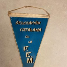 Coleccionismo deportivo: BANDERIN DOBLE CARA - DELEGACION CATALANA FEDERACION ESPAÑOLA MONTAÑISMO FEM - REFUGIO COMA DE VACA. Lote 390535869