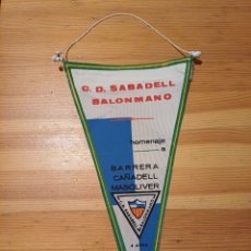 Coleccionismo deportivo: BANDERIN C.D. SABADELL BALONMANO HOMENAJE BARRERA CAÑADELL MASOLIVER 1964 HANDBALL PENANT FANION