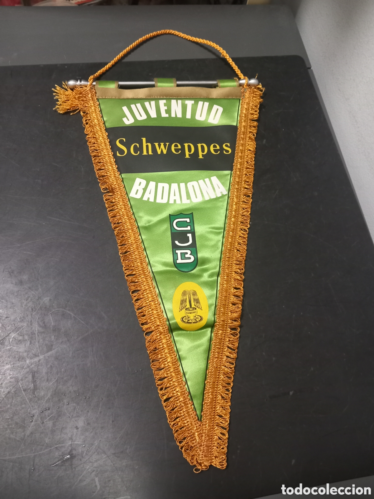Coleccionismo deportivo: ANTIGUO BANDERIN CLUB JUVENTUD DE BADALONA SCHWEPPES JOVENTUT LA PENYA ORIGINAL BORDADO A&Ntilde;OS 70