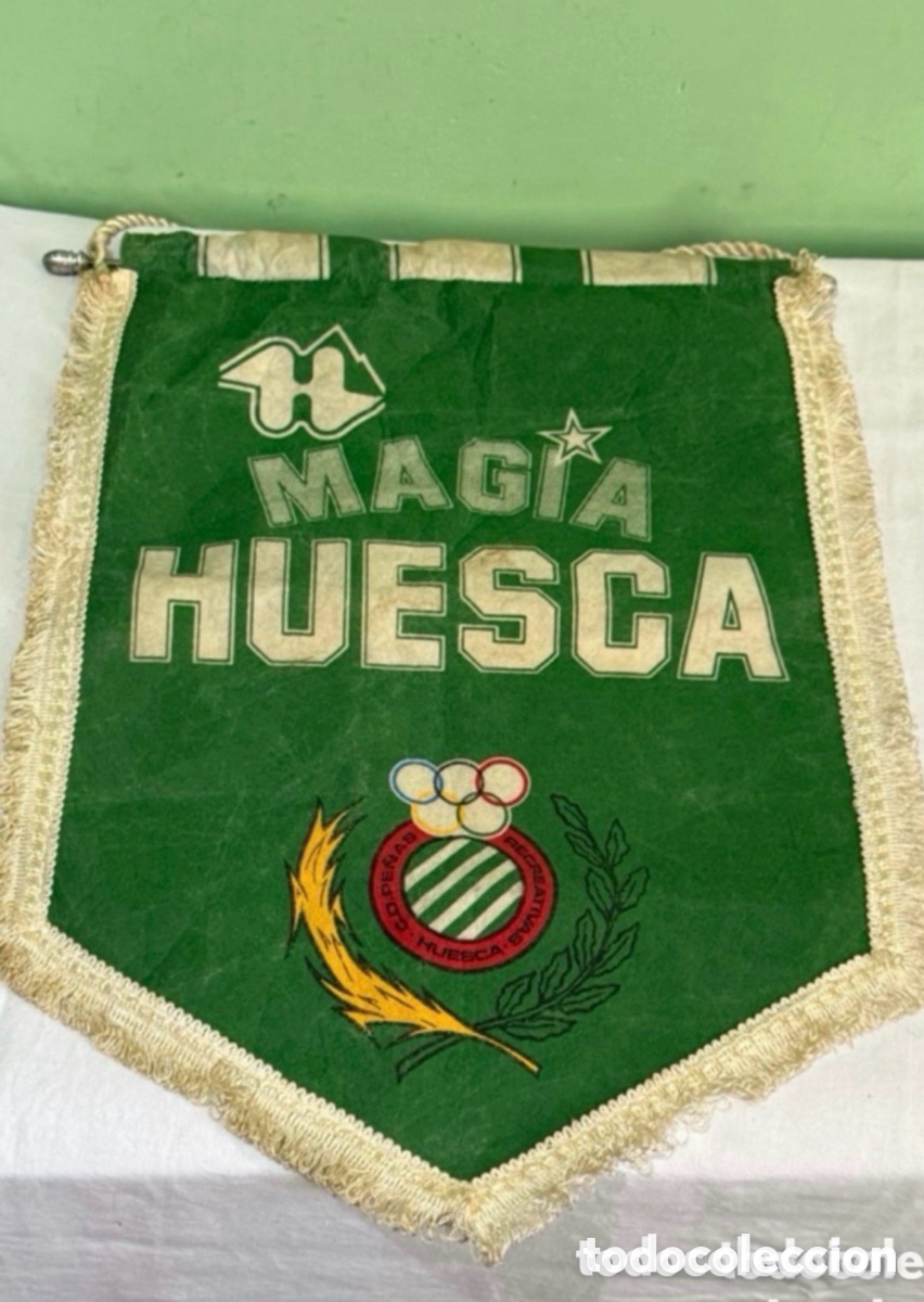 Collectionnisme sportif: Singular bander&iacute;n de colecci&oacute;n Magia Huesca, o la magia del Huesca....