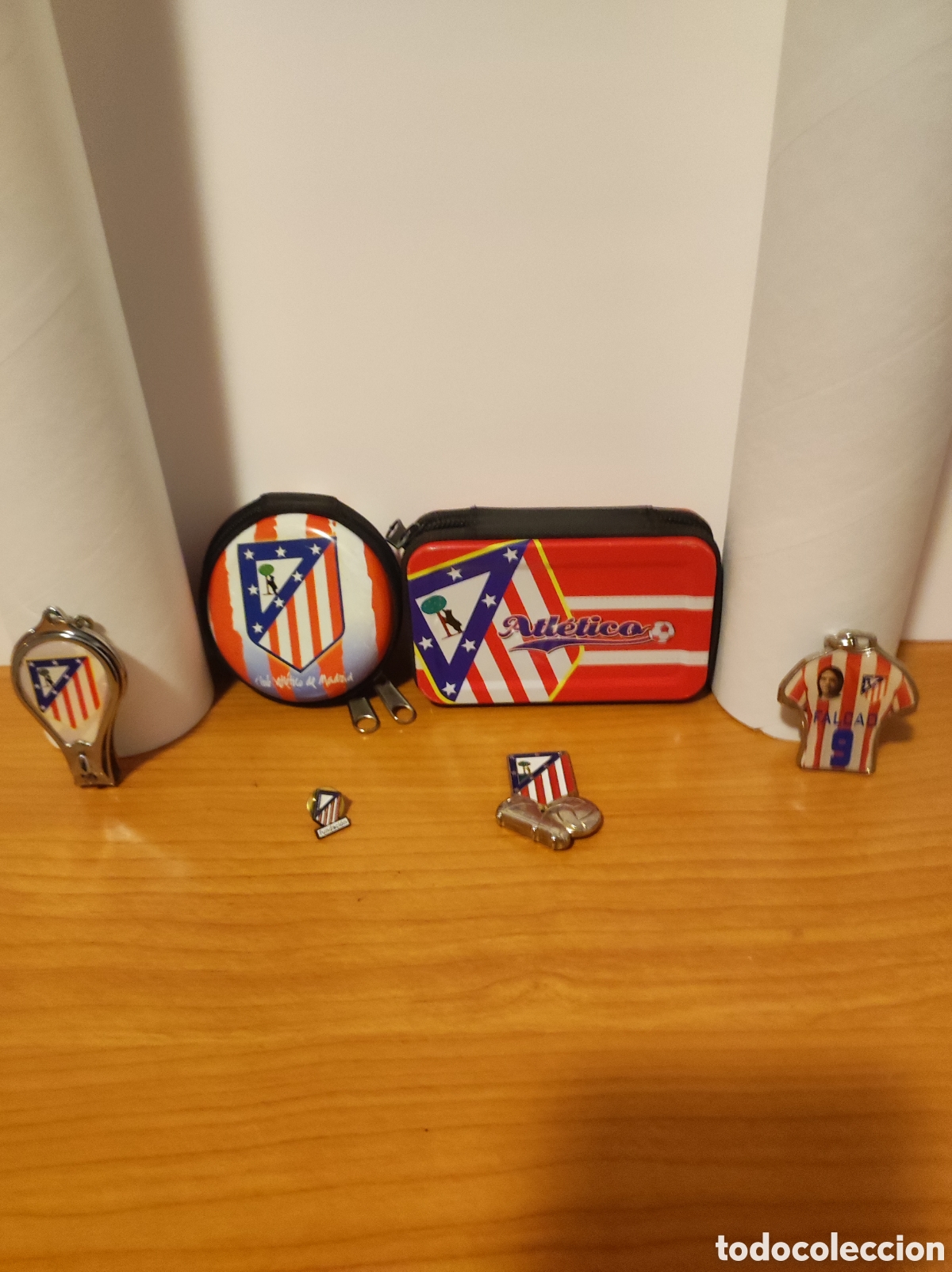 Coleccionismo deportivo: Lote Merchandising Atl&eacute;tico de Madrid (Pin, Monederos y Cortau&ntilde;as)