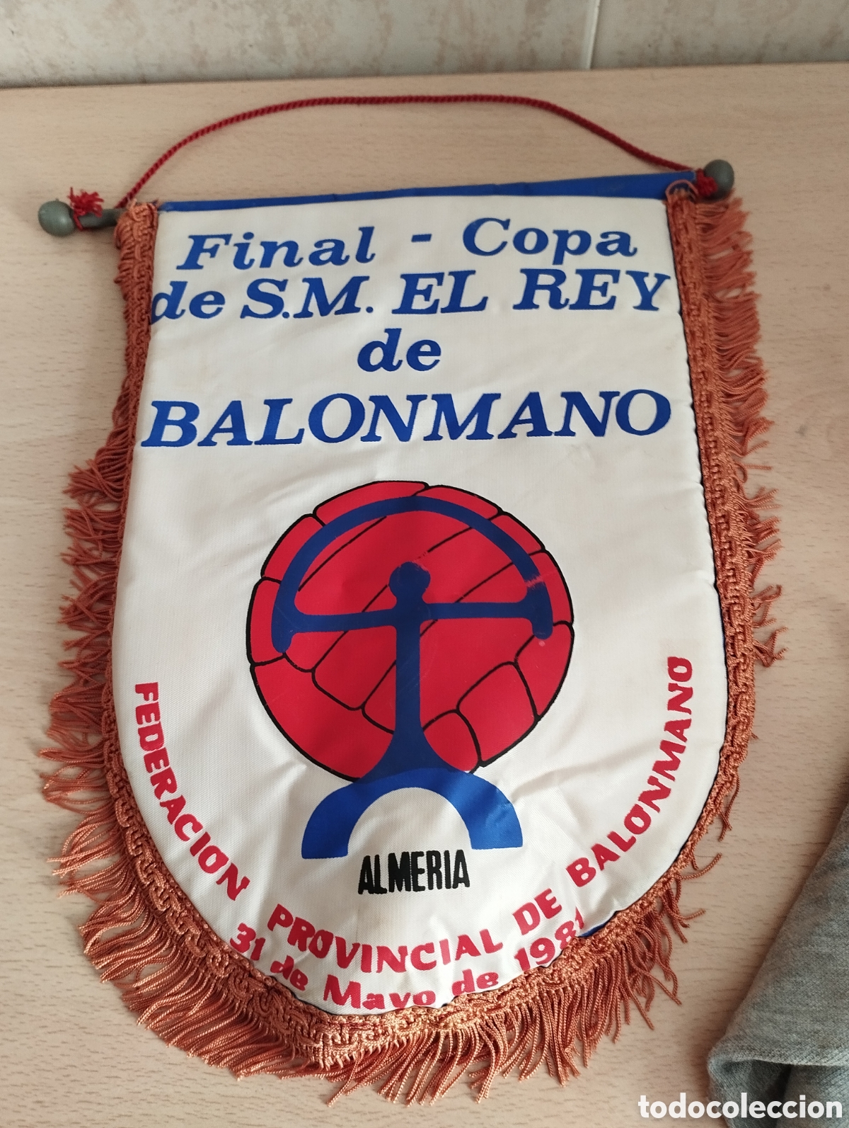 Sports collectibles: BANDERIN BALONMANO FINAL COPA DEL REY 1981 ALMER&Iacute;A