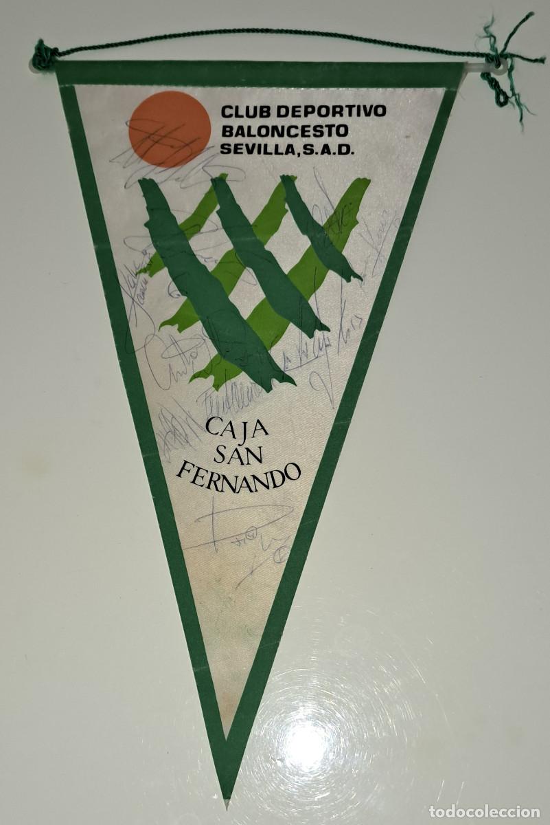 Coleccionismo deportivo: CLUB DEPORTIVO BALONCESTO SEVILLA, S.A.D. - CAJA SAN FERNANDO - BANDER&Iacute;N FIRMADO