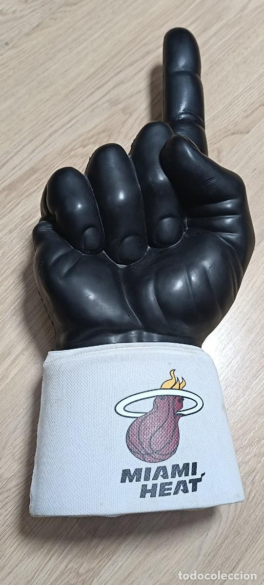 Coleccionismo deportivo: GUANTE DEDO DE LOS MIAMI HEAT, ORIGINAL DE LOS PARTIDOS AMERICANO DE GOMA ESPUMA, 52 CM