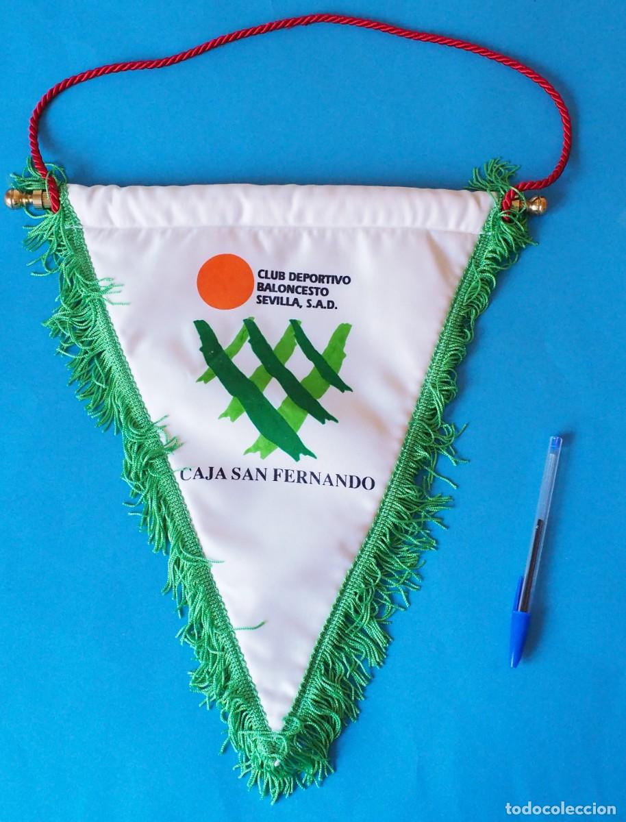 Coleccionismo deportivo: BANDER&Iacute;N DE BALONCESTO: CLUB DEPORTIVO SEVILLA. S.A.D. CAJA SAN FERNANDO