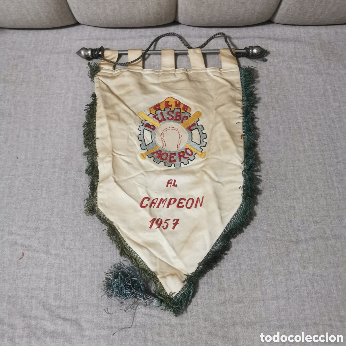 Coleccionismo deportivo: BANDER&Iacute;N DE DEPORTE BEISBOL ACERO AL CAMPEON 1957
