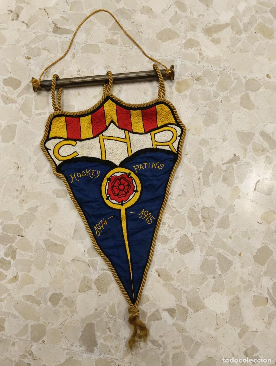 Coleccionismo deportivo: RARO ANTIGUO BANDERIN DE TELA DE SEDA CON BORDADOS - CLUB DE HOCKEY SOBRE PATINES DE ROSES (GIRONA)