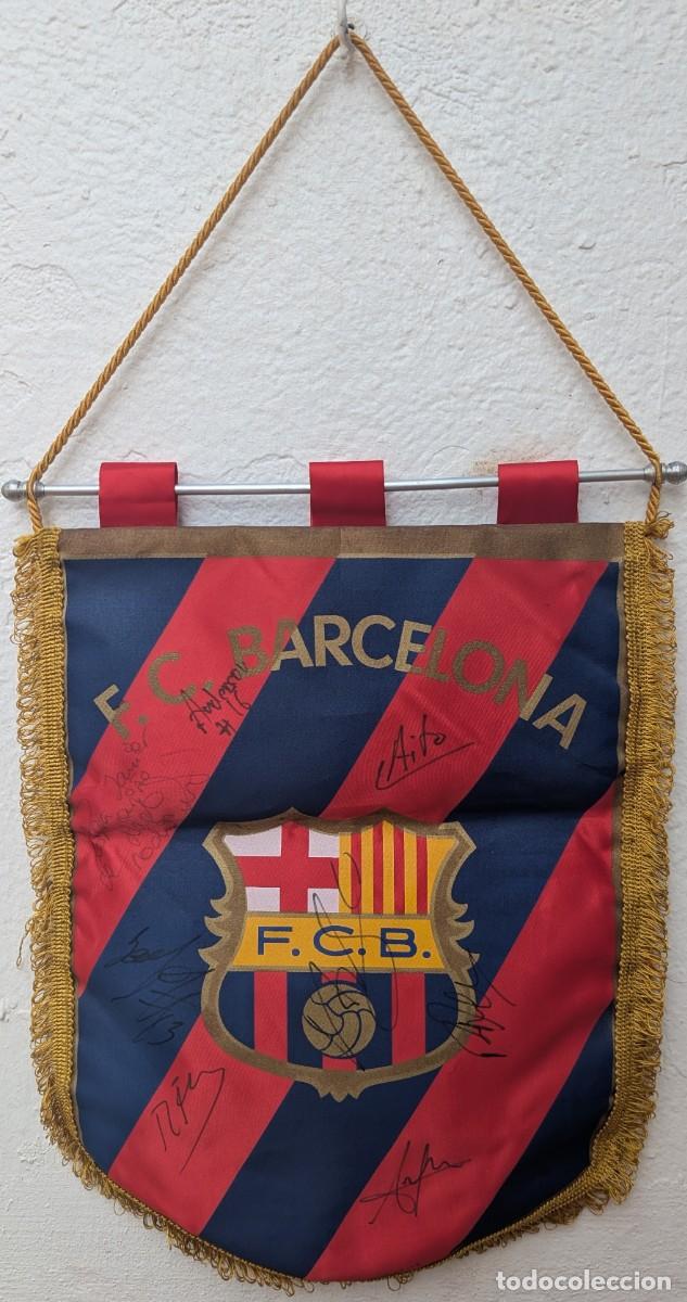Coleccionismo deportivo: Bander&iacute;n del Barcelona con firmas de la plantilla de 2002
