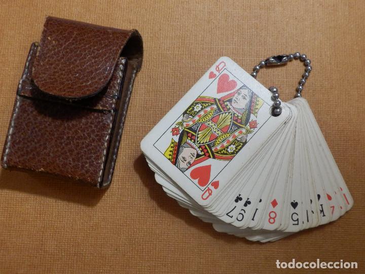 BONITA MINI BARAJA DE POKER CON FUNDA DE PIEL Y UNIDAS CON CORDÓN METÁLICO - 45MM X 33MM (Juguetes y Juegos - Cartas y Naipes - Barajas de Póker)