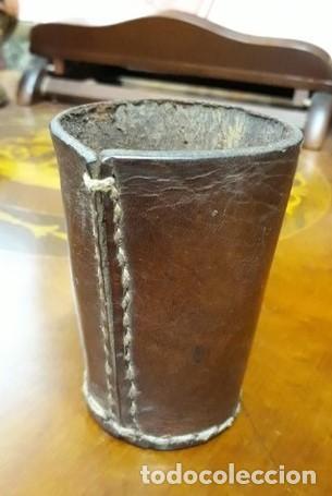 Barajas de cartas: JUEGO DADOS POCKER / ROL ANTIGUOS . Vaso de cuero cosido a mano