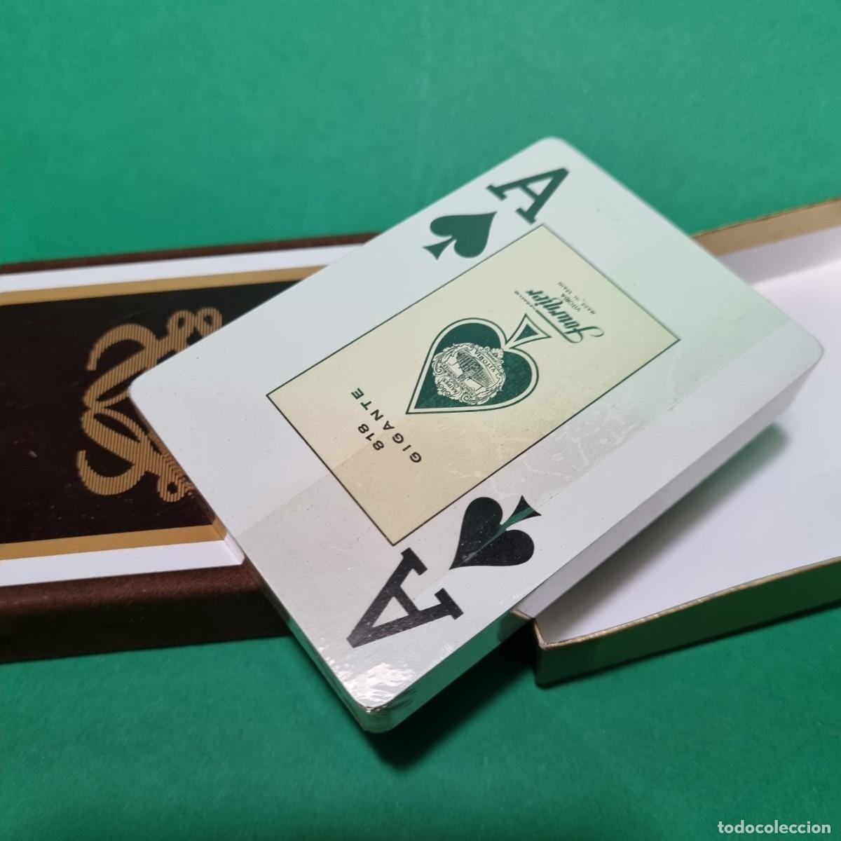 Cartas de poker en caja de papel
