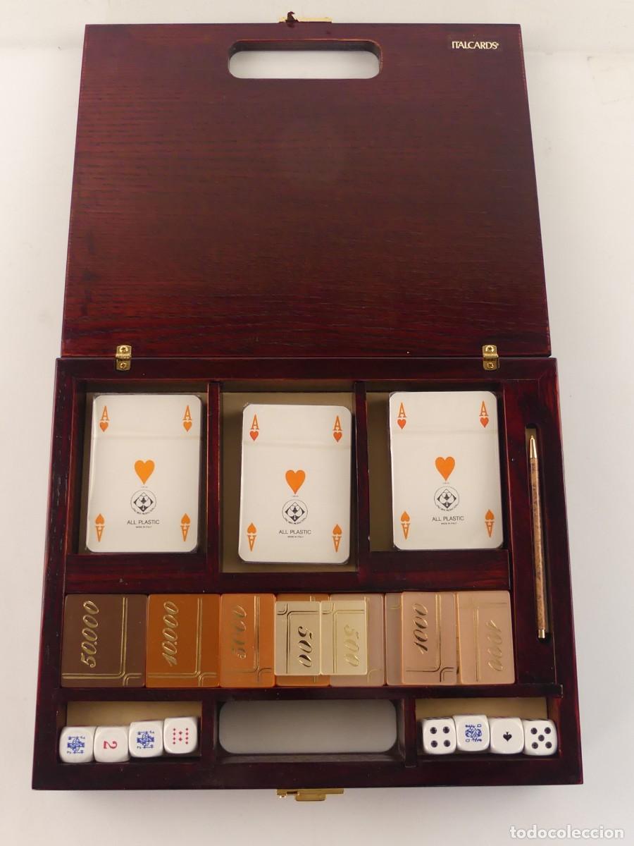 Barajas de cartas: estuche de madera con barajas de cartas dados y fichas