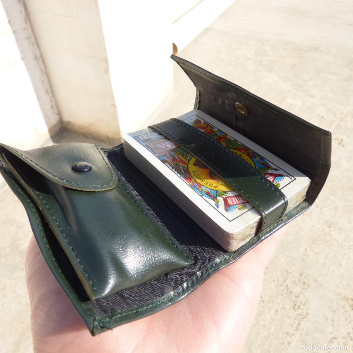 Barajas de cartas: Estuche con baraja espa&ntilde;ola heraclio fournier y fichas de metal, cerveza el aguila, sin usar.