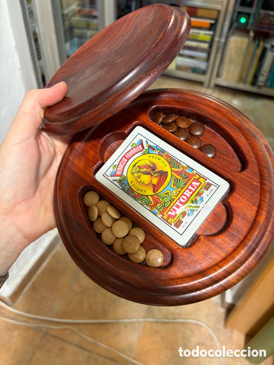 Barajas de cartas: Base de madera con baraja espa&ntilde;ola cartas precintada y cuentas