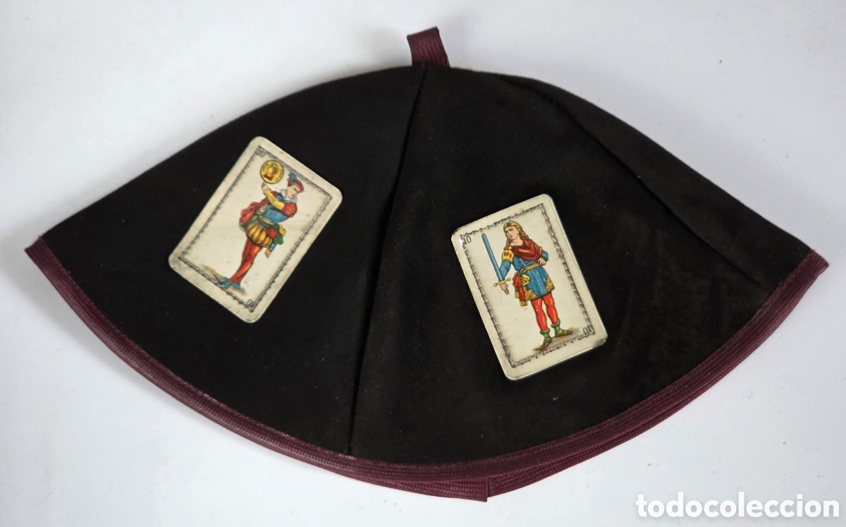 Barajas de cartas: Gorro Solideo con las 4 Sotas Baraja Espa&ntilde;ola - Oros Copas Espadas Bastos - Naipes Gui&ntilde;ote