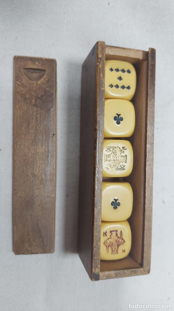 Barajas de cartas: Antiguo juego de dados para poker