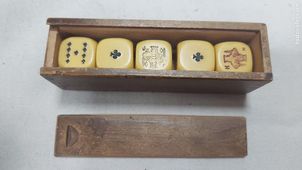 Barajas de cartas: Antiguo juego de dados para poker