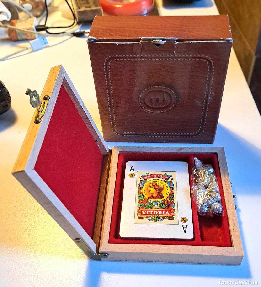 Barajas de cartas: ESTUCHE DE MADERA PARA JUEGOS DE CARTAS (MUS), CON BARAJA Y AMARRACOS