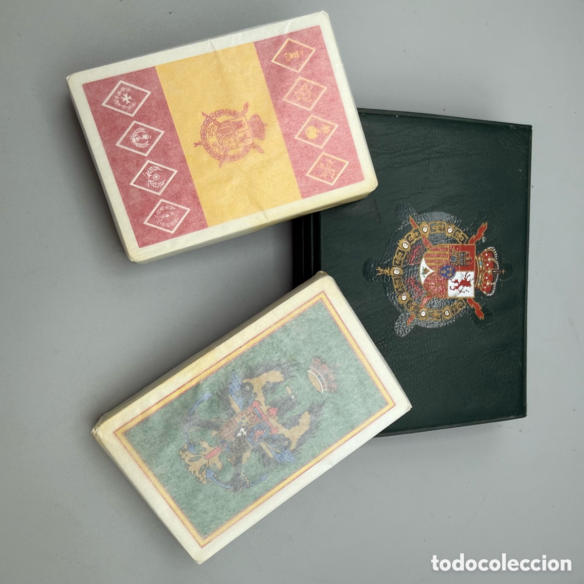 Barajas de cartas: Juego de cartas Heraclio Fournier con detalles de escudo de armas y emblemas de la bandera de Espa&ntilde;a