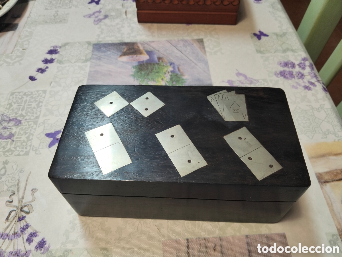 Barajas de cartas: Caja de madera con domin&oacute;, dados y baraja