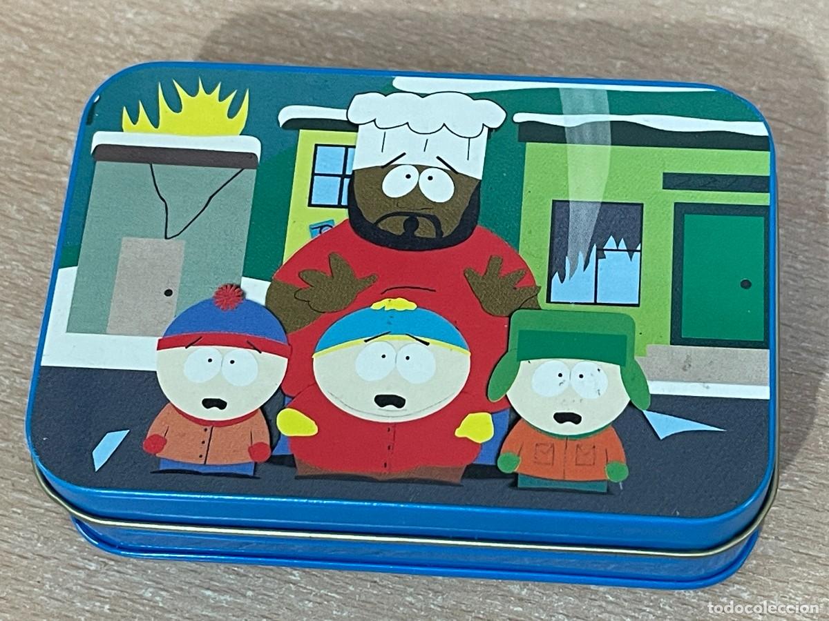 Barajas de cartas: Baraja de P&oacute;ker SOUTH PARK con cocinero 1998 Comedy Central en estuche de metal naipes cartas