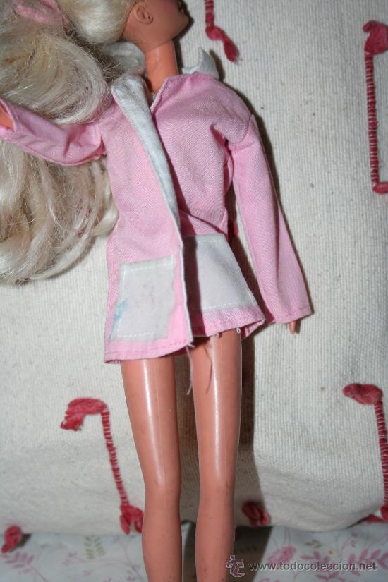 Barbie y Ken: bata mu&ntilde;eca barbie - Foto 1