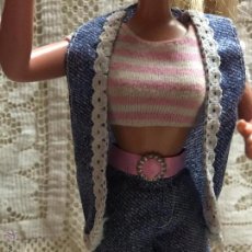 Barbie y Ken: CONJUNTO DE PANTALÓN, CAMISETA Y CHALECO DE LA MUÑECA BARBIE. Lote 216759625