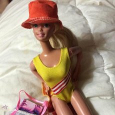 Barbie y Ken: FANTÁSTICO LOTE PLAYERO BARBIE TOALLA DE PLAYA BAÑADOR SOMBRERO SANDALIAS BOLSA REVISTA PIES GAFAS