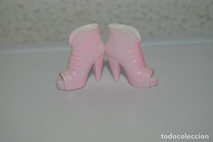 Barbie y Ken: Zapatos de mu&ntilde;eca barbie - Foto 1