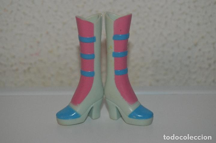 Barbie y Ken: Botas zapatos de mu&ntilde;eca barbie - Foto 1