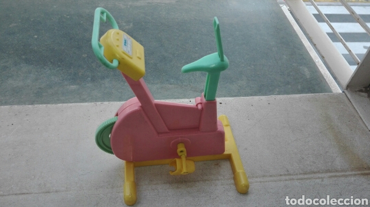 Barbie y Ken: Bicicleta Est&aacute;tica de Barbie - Foto 3