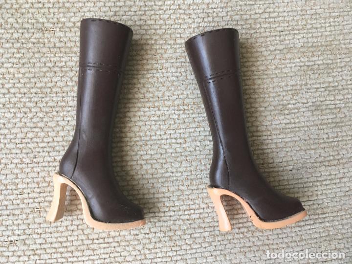 Barbie y Ken: BOTAS DE MU&Ntilde;ECA BARBIE COLOR MARR&Oacute;N - Foto 1