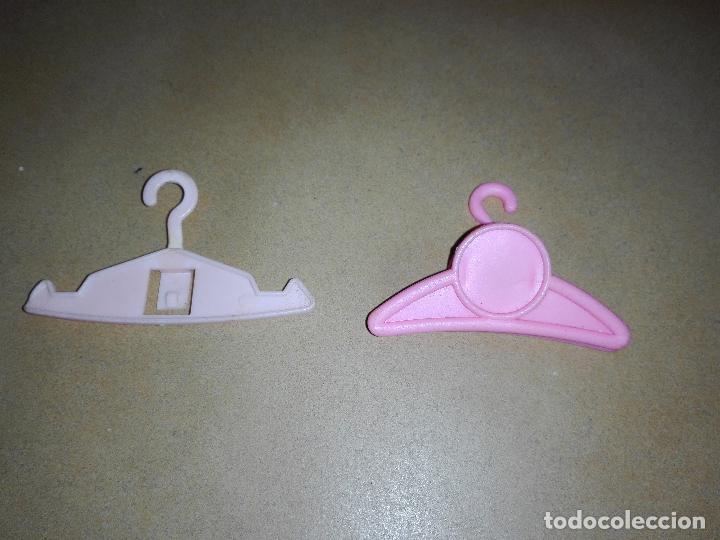 Barbie y Ken: Lote perchas de mu&ntilde;eca barbie cnn2 - Foto 2