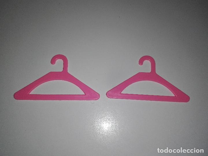 Barbie y Ken: Lote de perchas de mu&ntilde;eca barbie ubc - Foto 1