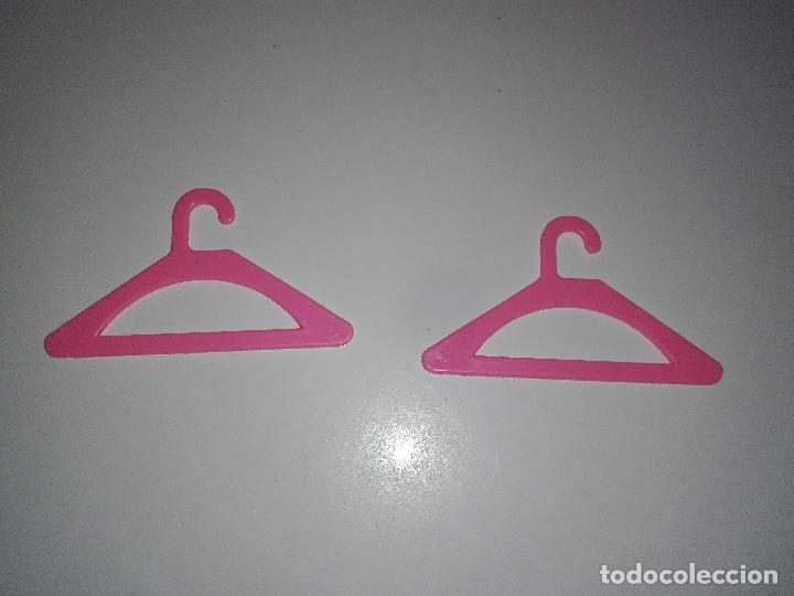 Barbie y Ken: Lote de perchas de mu&ntilde;eca barbie ubc - Foto 2