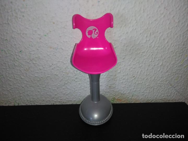 Barbie y Ken: Silla de mu&ntilde;eca Barbie - Foto 1