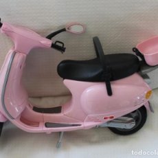 Barbie y Ken: MOTO VESPA DE BARBIE, LO QUE SE VE EN LAS FOTOS. Lote 161376590
